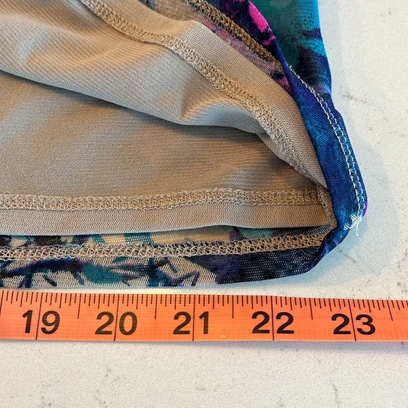 Dana Bachman Woman’s Sleeveless Top - Picture 6 of 7